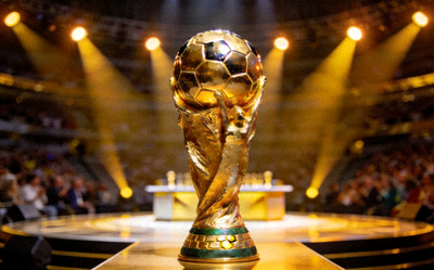 金球奖颁奖典礼现场金色足球奖杯特写