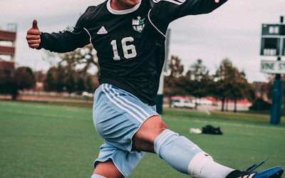 英超联赛比赛中球员激烈拼抢的瞬间